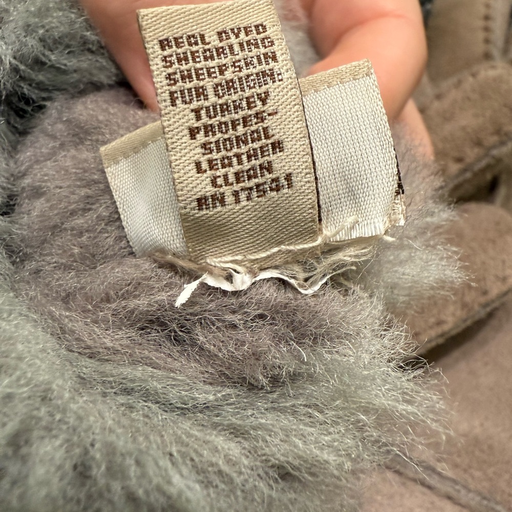 UGG Sheepskin Gloves (lined) - Picture 9 of 9